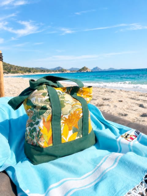 Borsa in tessuto con fantasia botanica e manici verdi, realizzata da Jack