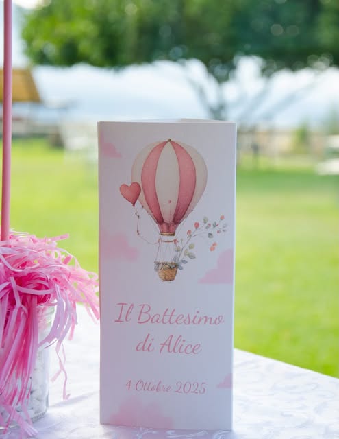 Dettagli personalizzati con una mongolfiera rosa per un battesimo