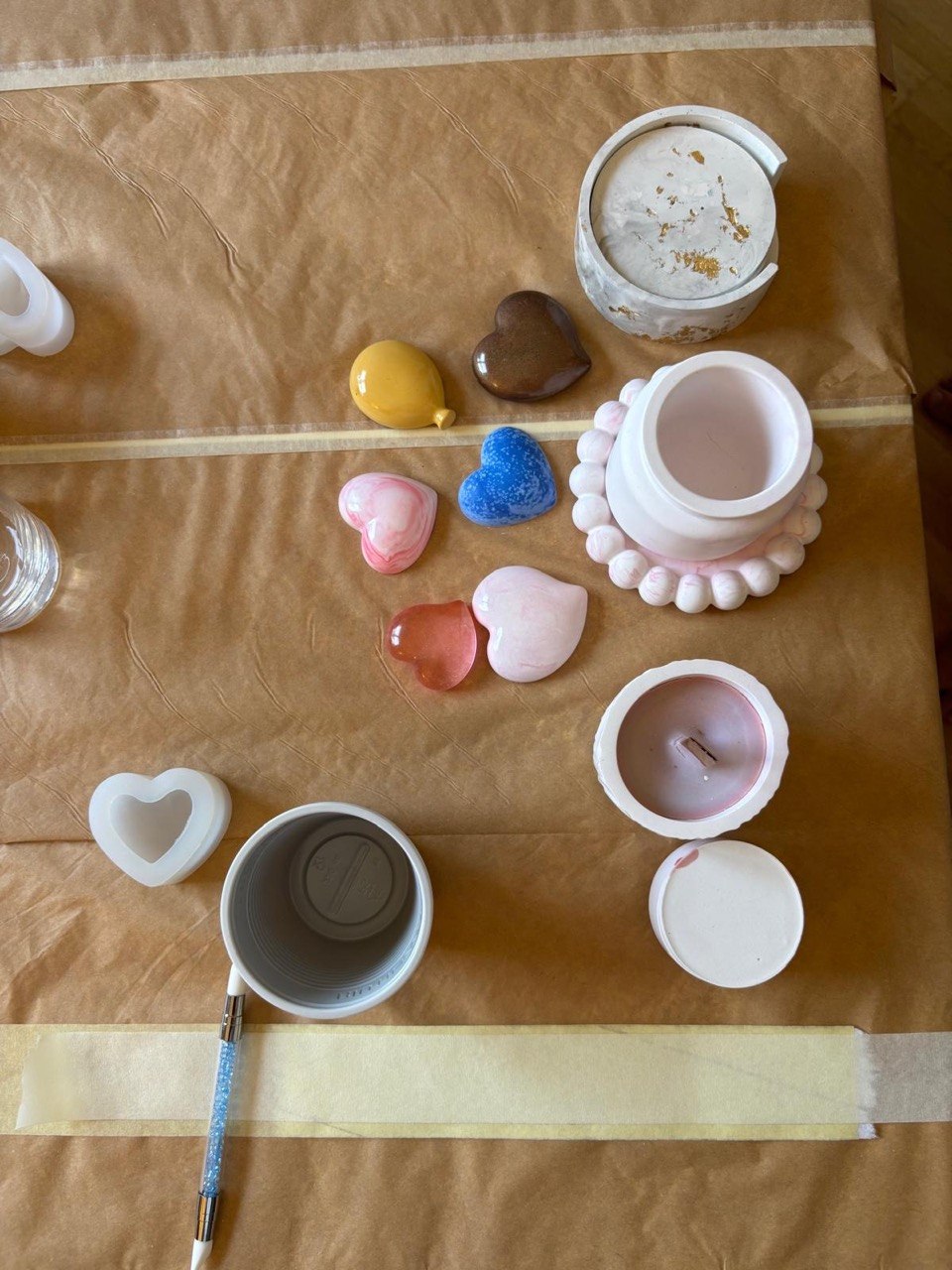 Cuori colorati e oggetti in gesso sul tavolo del laboratorio